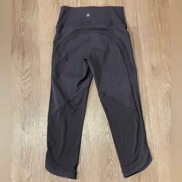 Lululemon Revitalize Crop 21” EUC Color Blue Tied Size 6 - Picture 11 of 13